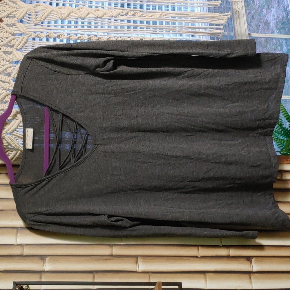 Gray Crisscross top - L